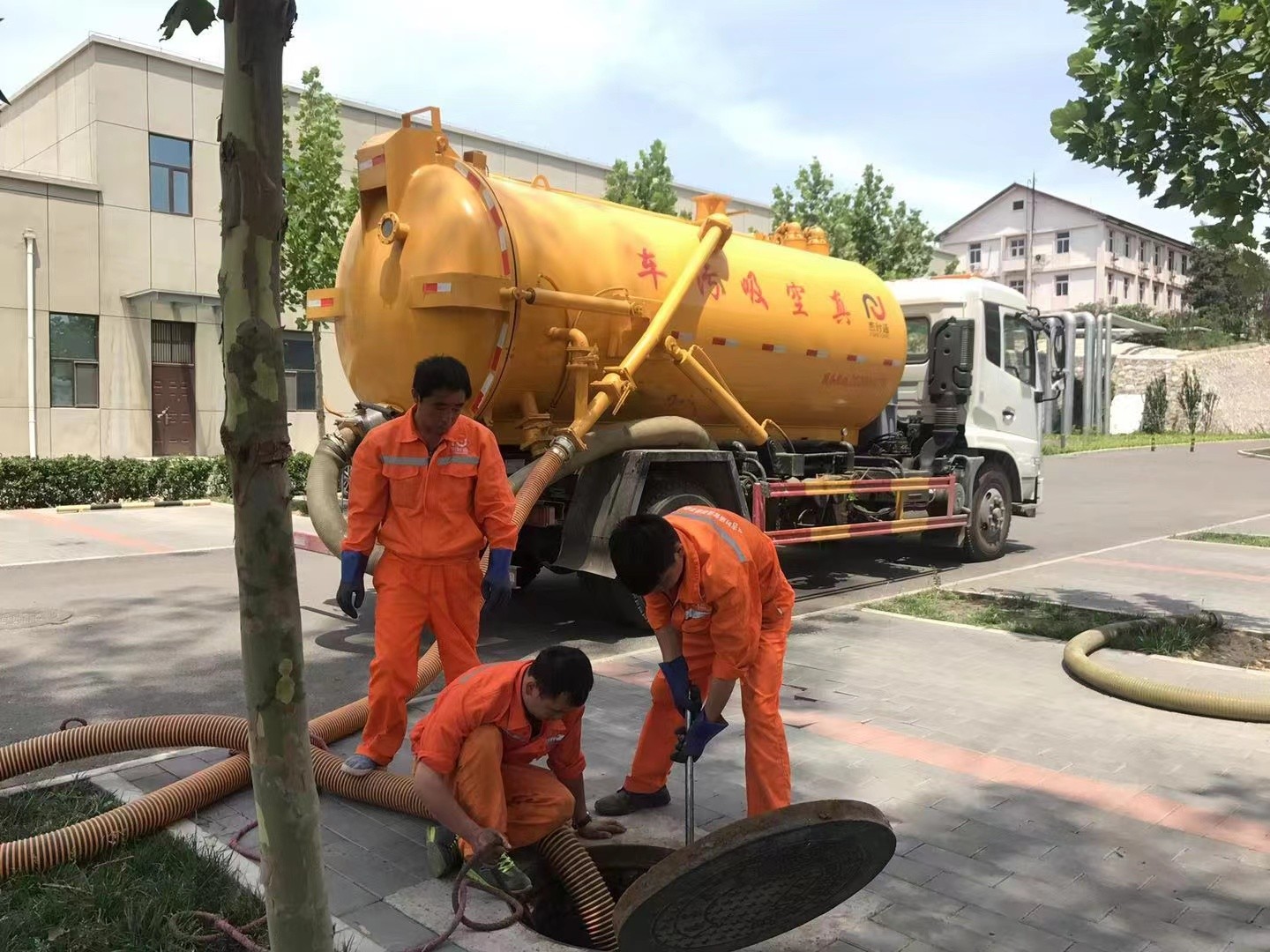 莱西管道疏通车停在窨井附近