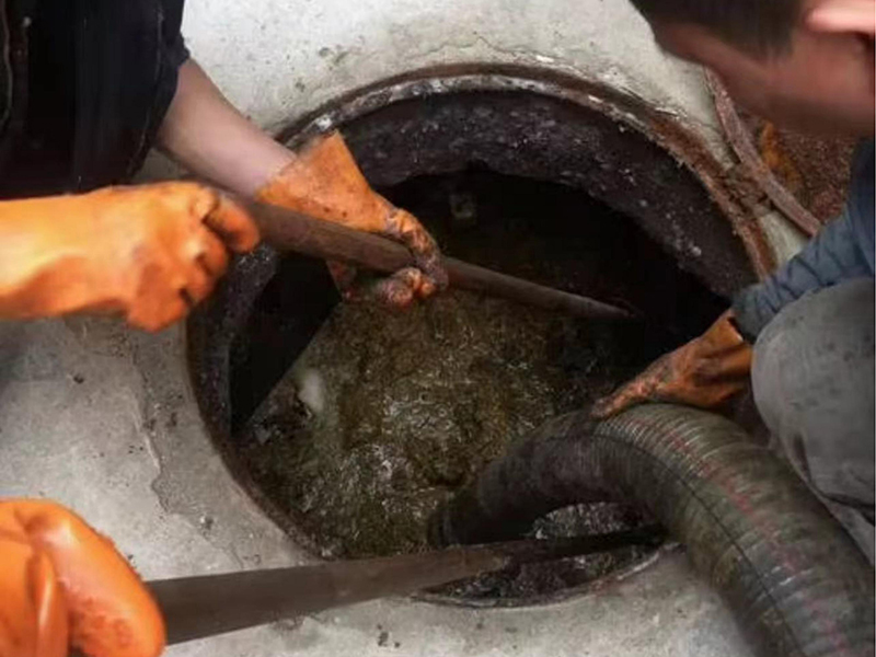 莱西清理化粪池时如何避免沼气的危害？